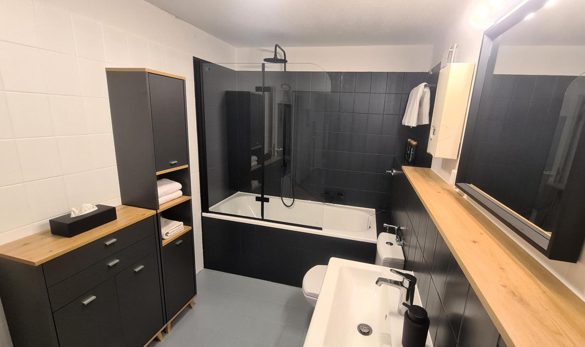Cozy 2, 2-room Flat For Vacation & Messe Duesseldorf, Perfect Connectivity Apartment